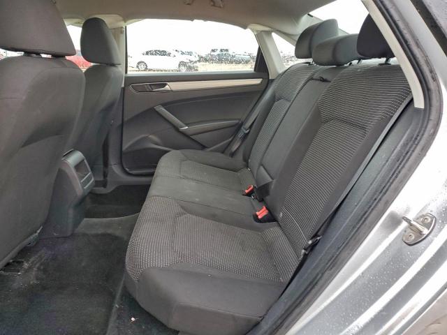 Volkswagen Passat S Image 8