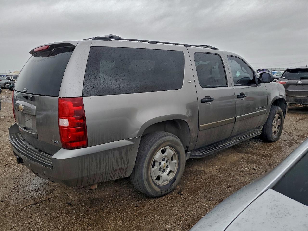 Chevrolet Suburban C1500 Image 2