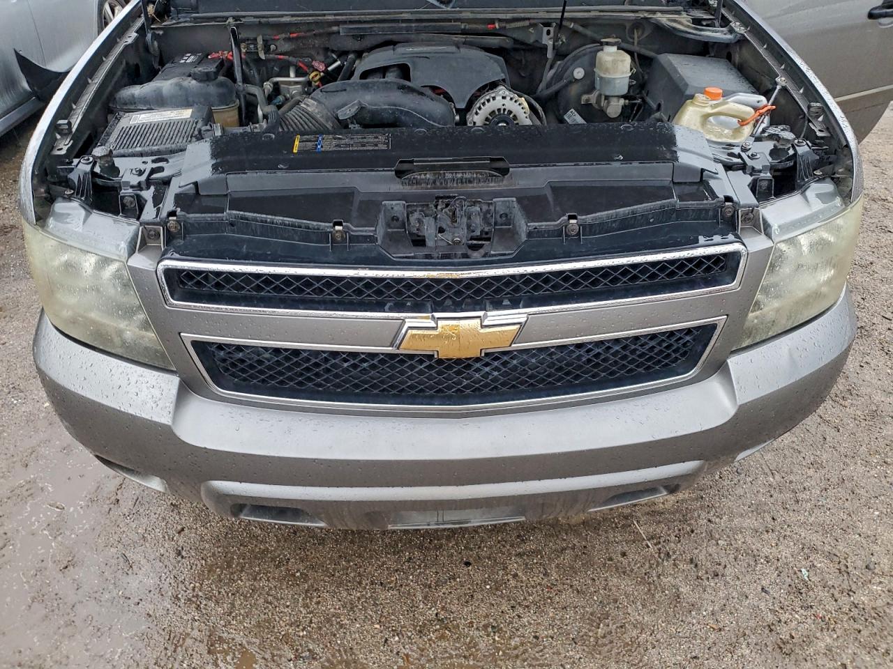 Chevrolet Suburban C1500 Image 6