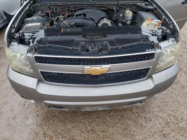 Chevrolet Suburban C1500 Image 6