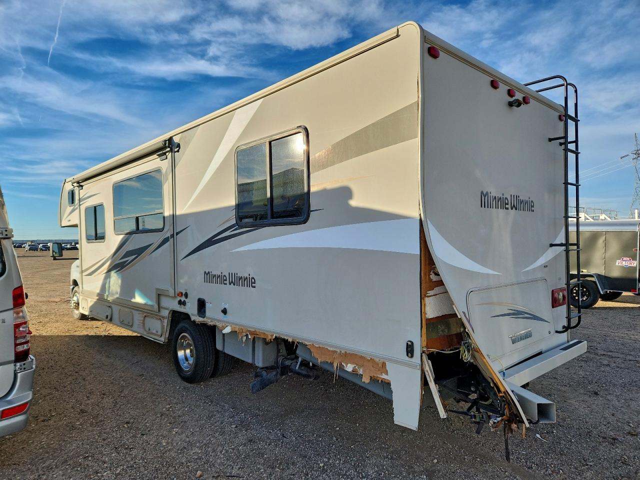 Ford Econoline E450 Super Duty Cutaway Van Image 2