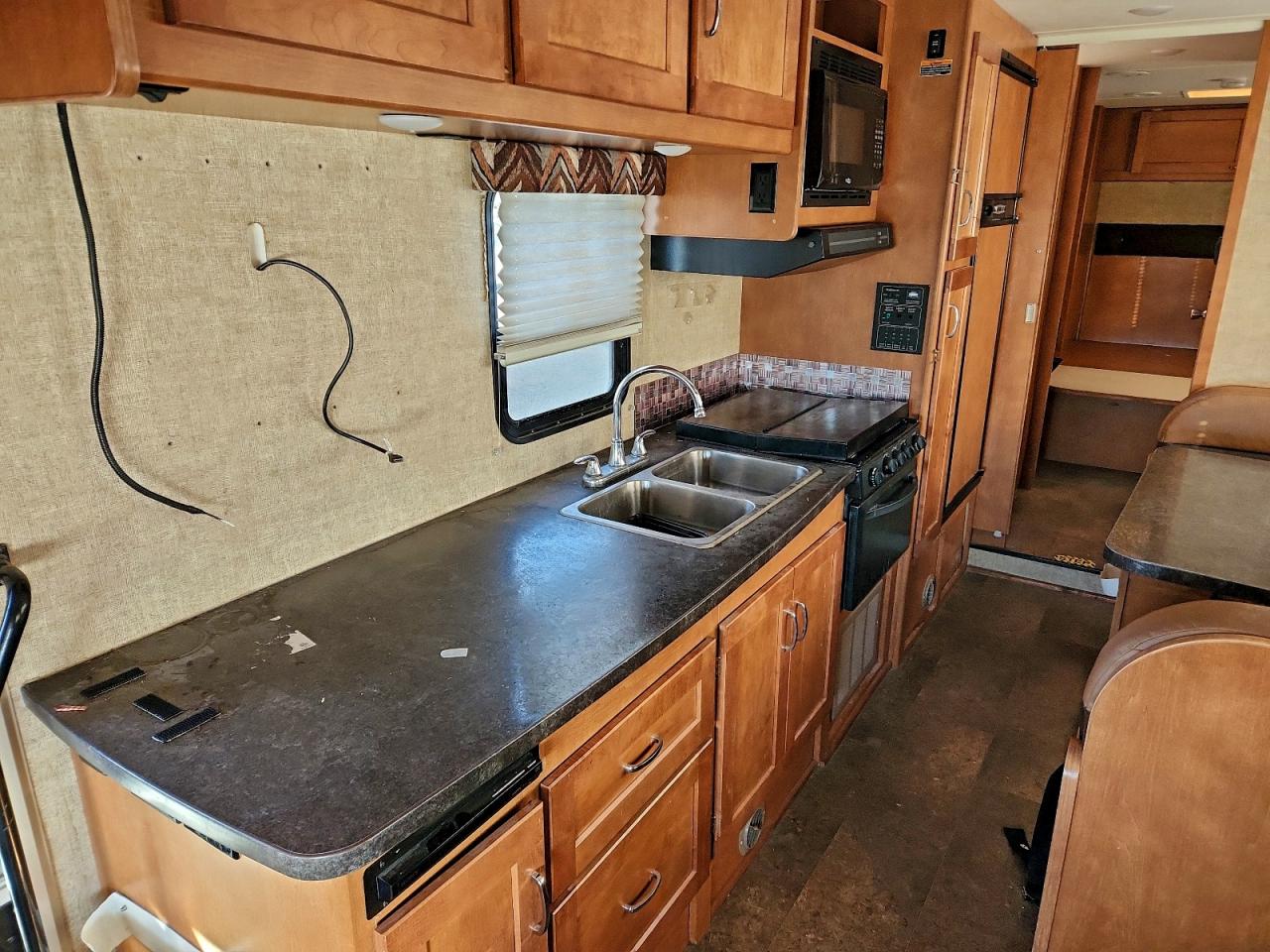 Ford Econoline E450 Super Duty Cutaway Van Image 8