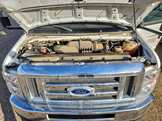 Ford Econoline E450 Super Duty Cutaway Van Image 6