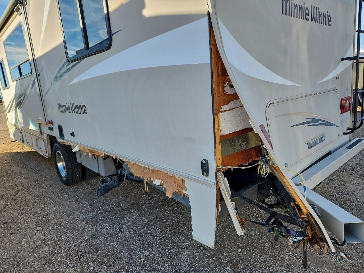 Ford Econoline E450 Super Duty Cutaway Van Image 10