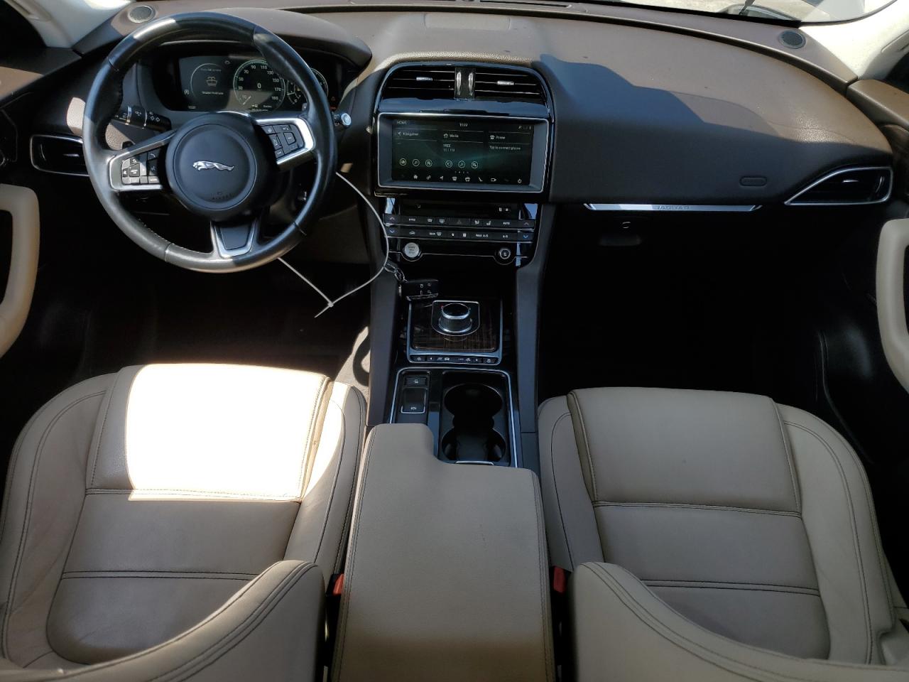 Jaguar F-PACE Prestige Image 12