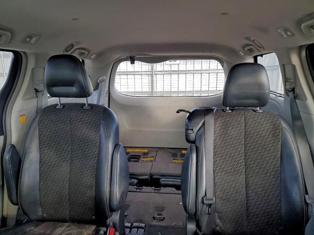 Toyota Sienna Sport Image 3