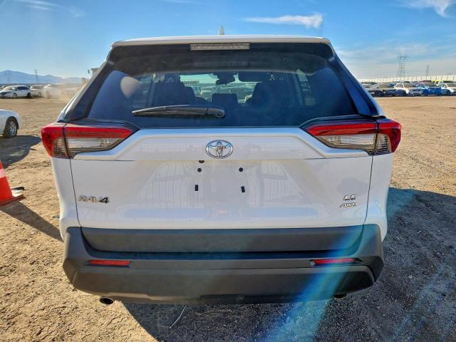 Toyota RAV4 Le Image 4