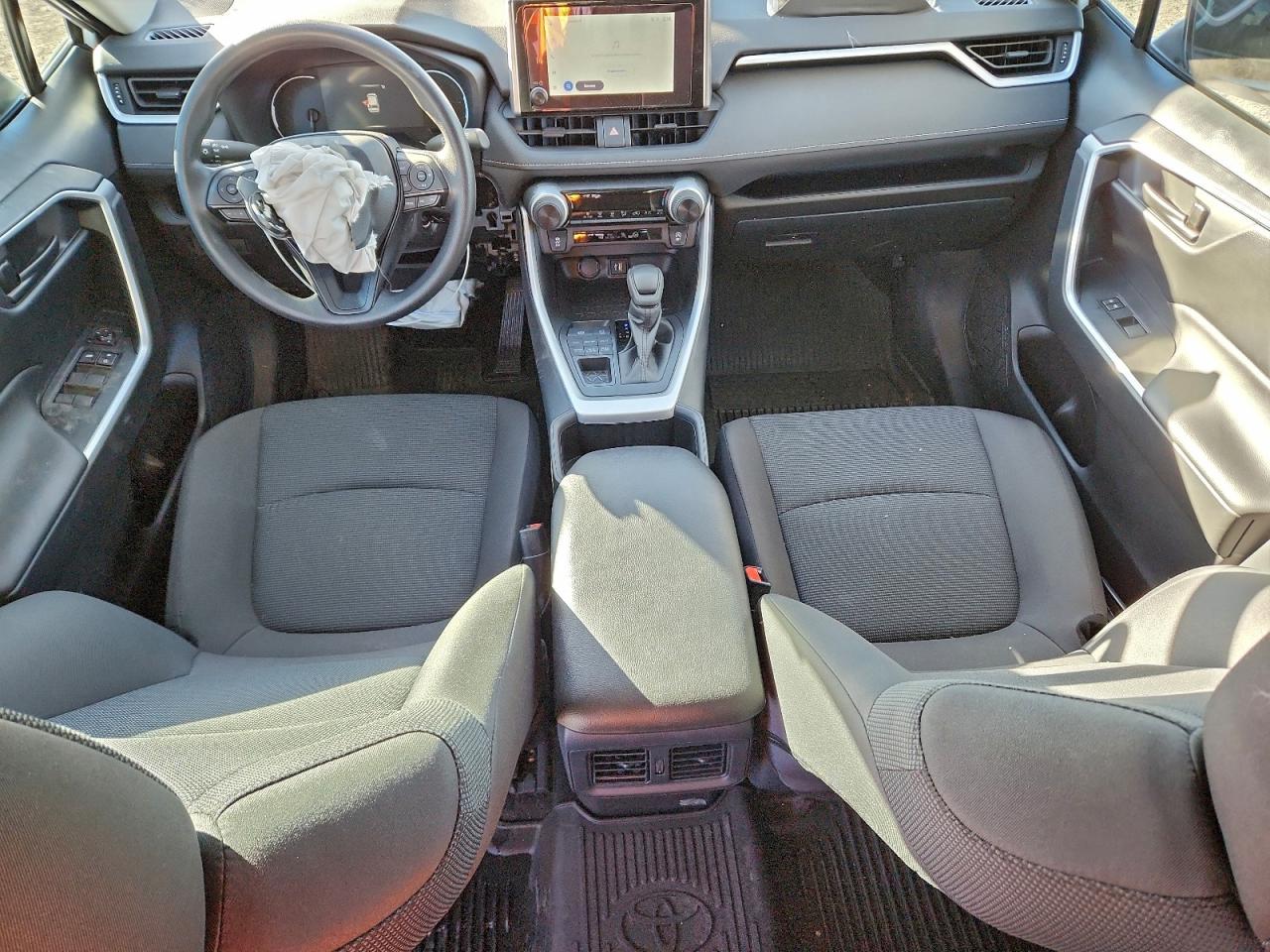 Toyota RAV4 Le Image 13