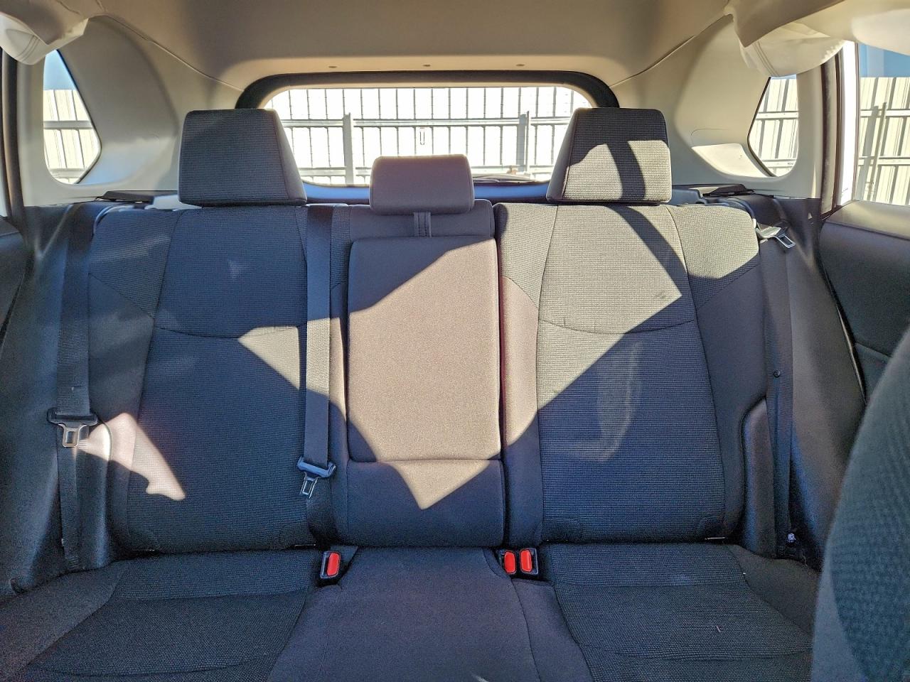 Toyota RAV4 Le Image 9