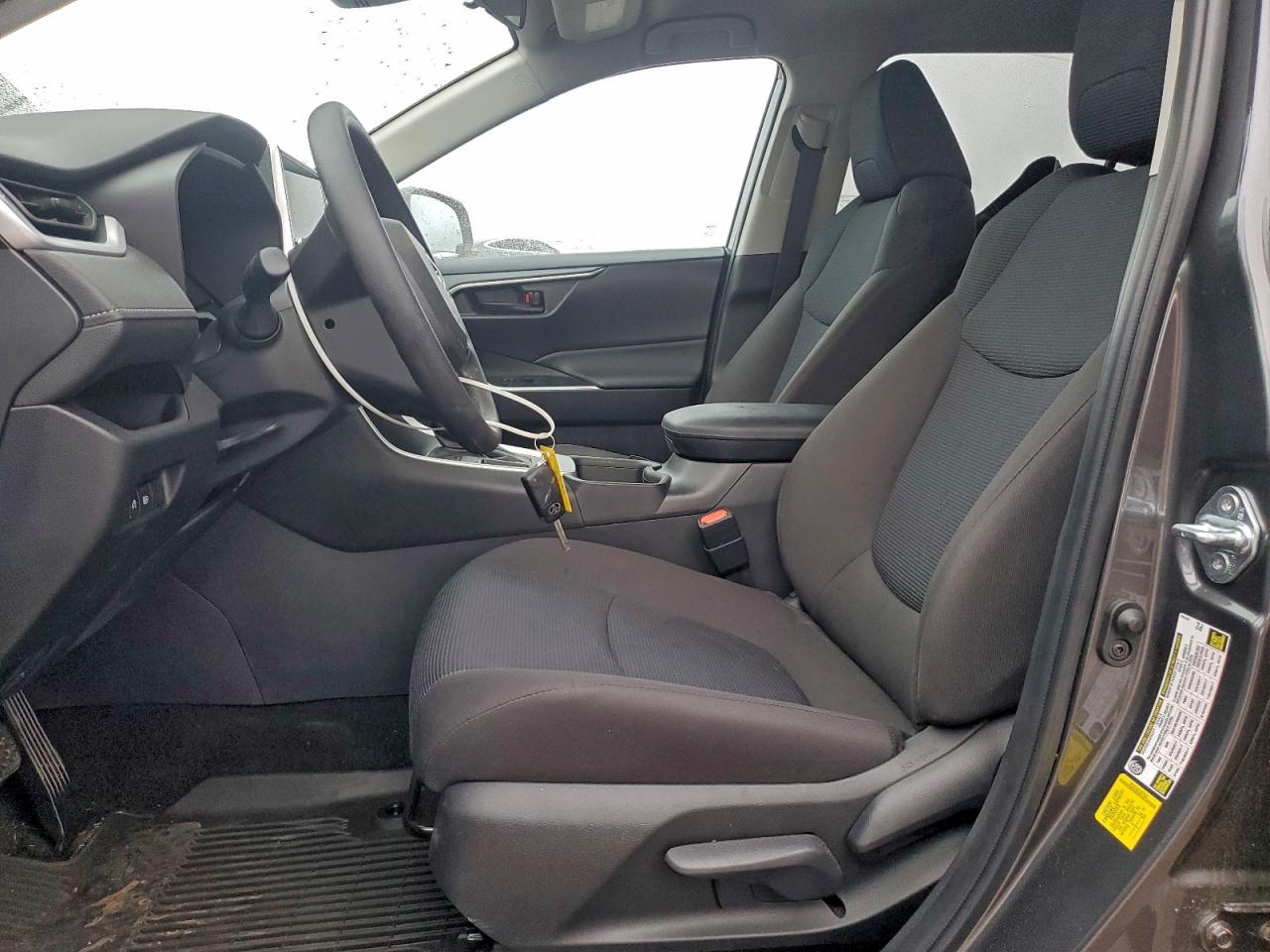 Toyota RAV4 Le Image 11