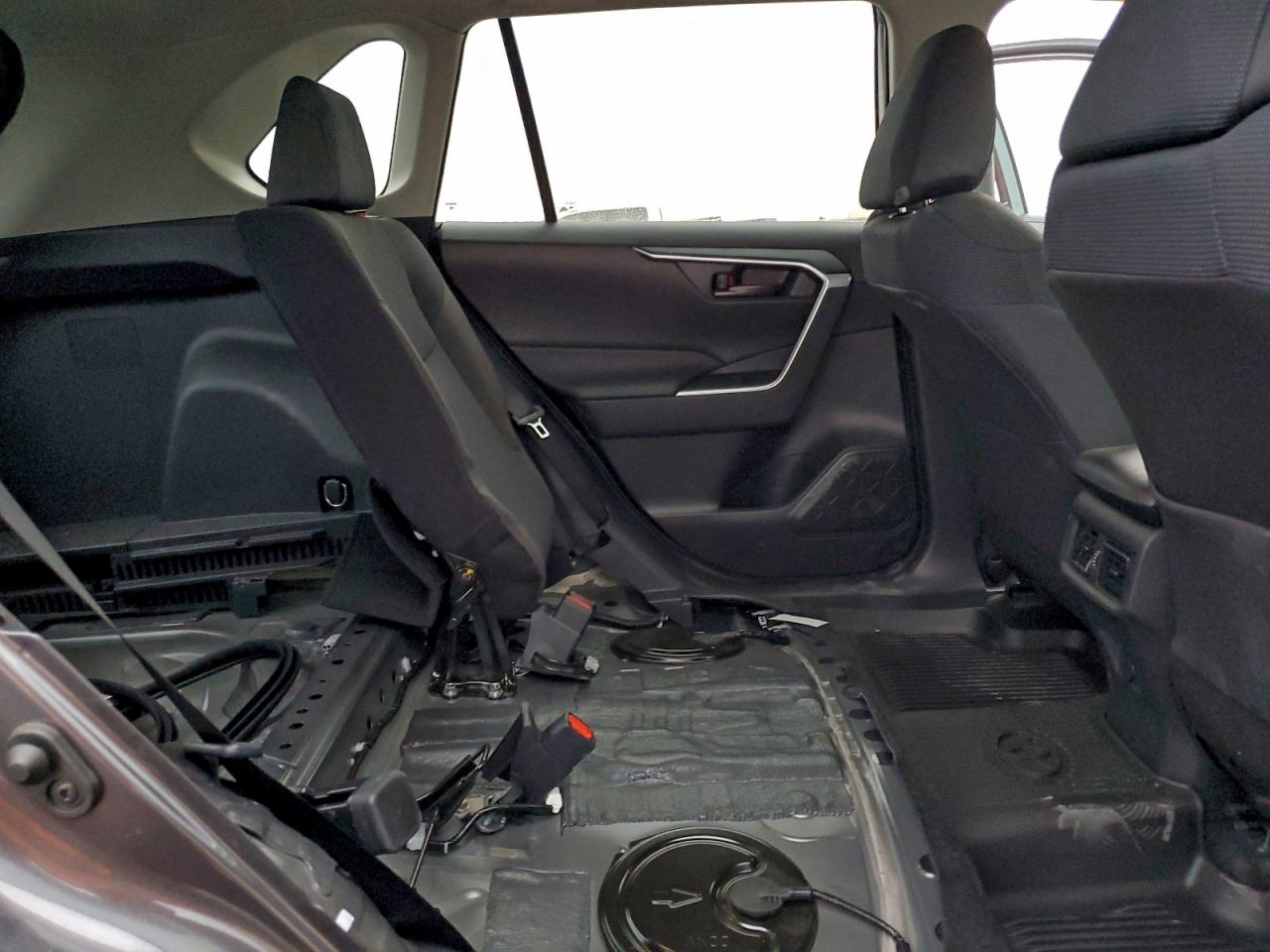 Toyota RAV4 Le Image 5