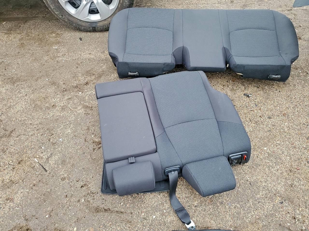 Toyota RAV4 Le Image 12