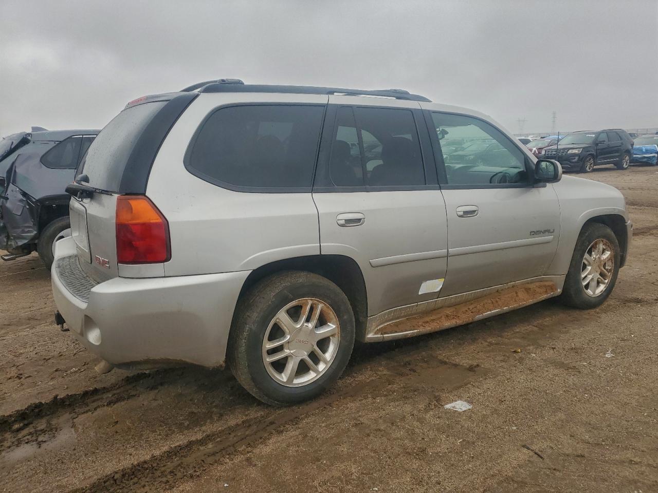 GMC Envoy Denali Image 9
