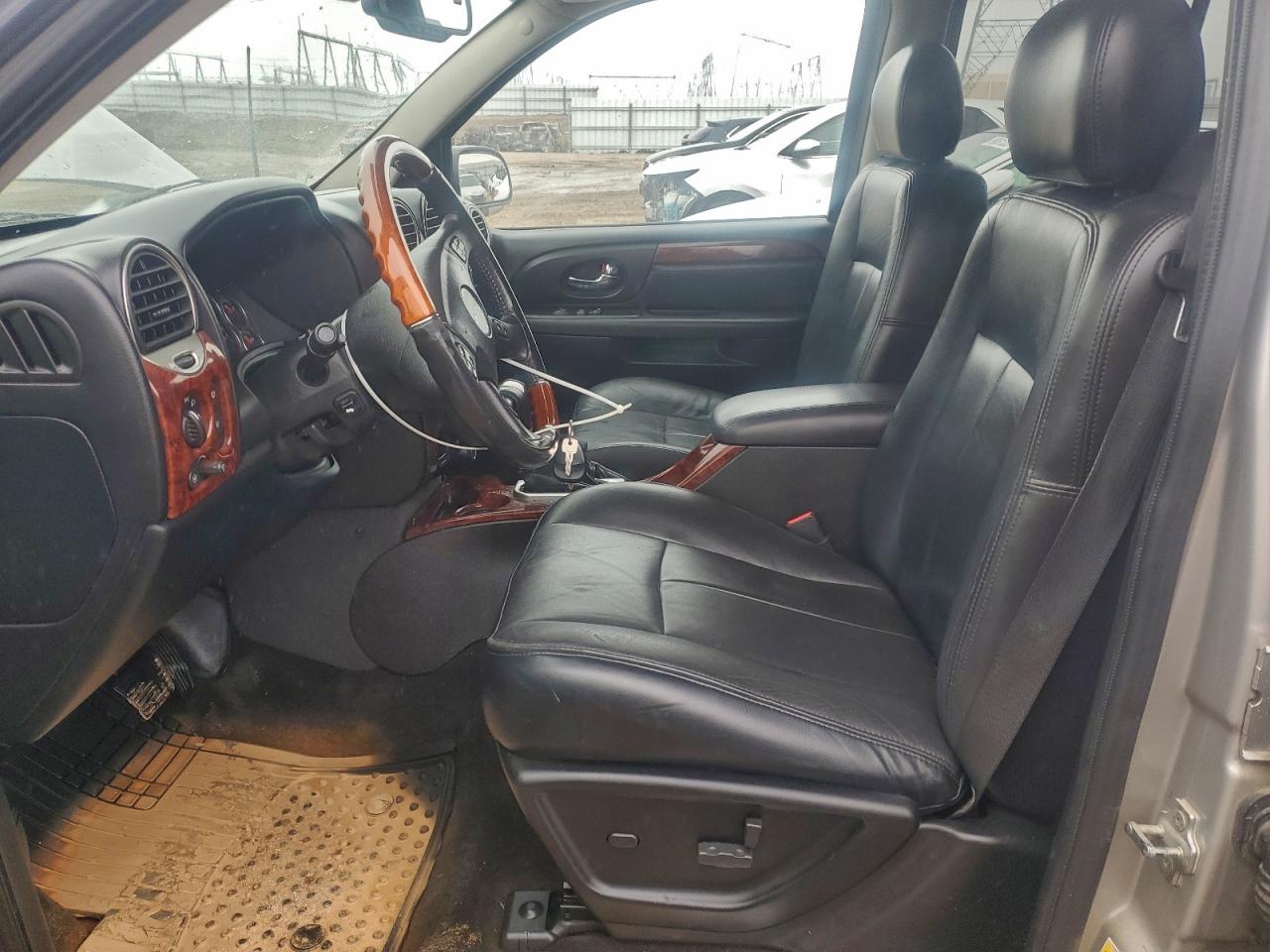 GMC Envoy Denali Image 12