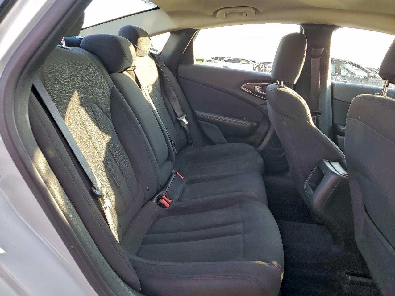 Chrysler 200 Limited Image 4